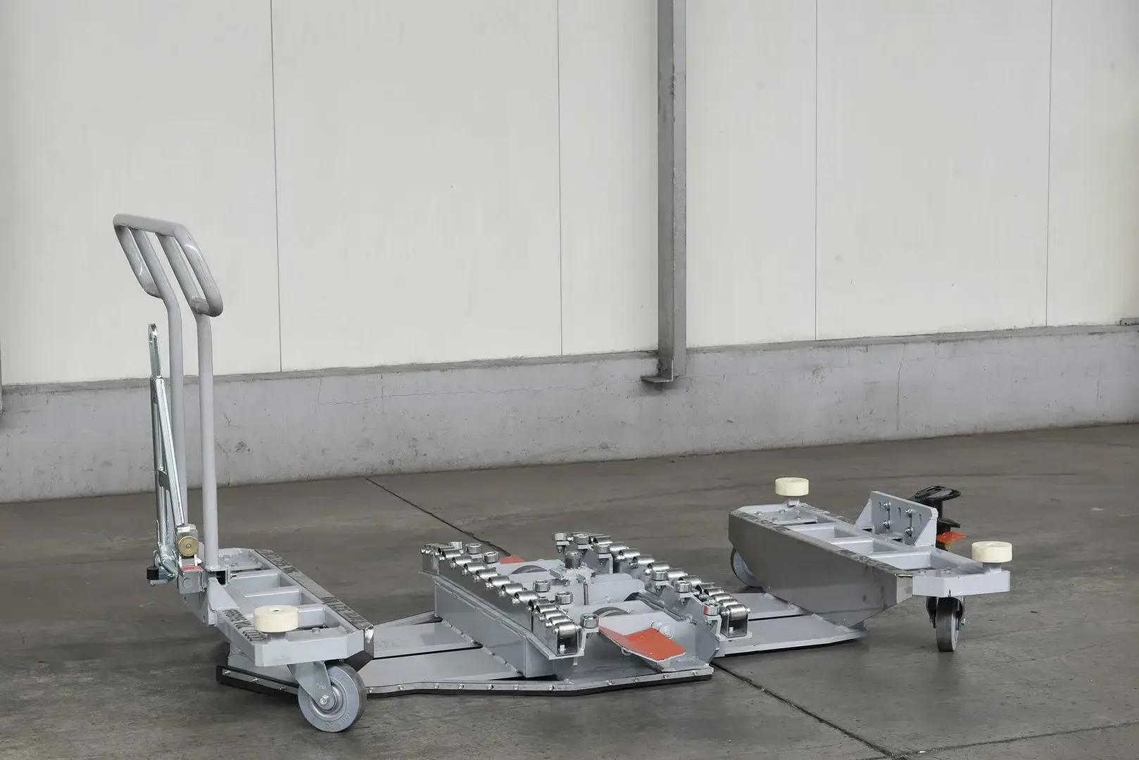 srebrna paleta transportowa metalowa średnich rozmiarów w zakładzie Strumet