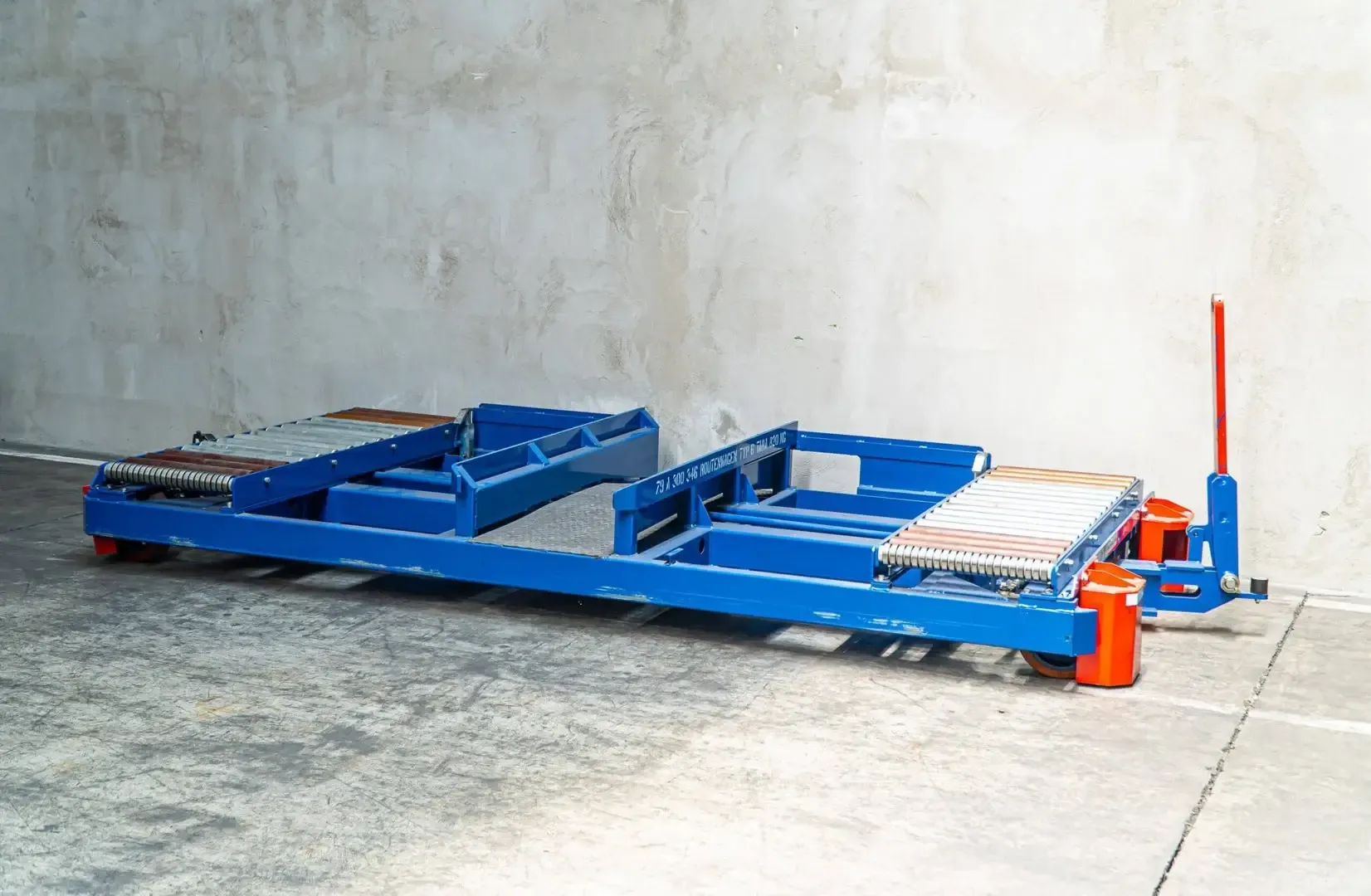 duża niebieska paleta transportowa hydrauliczna w zakładzie Strumet