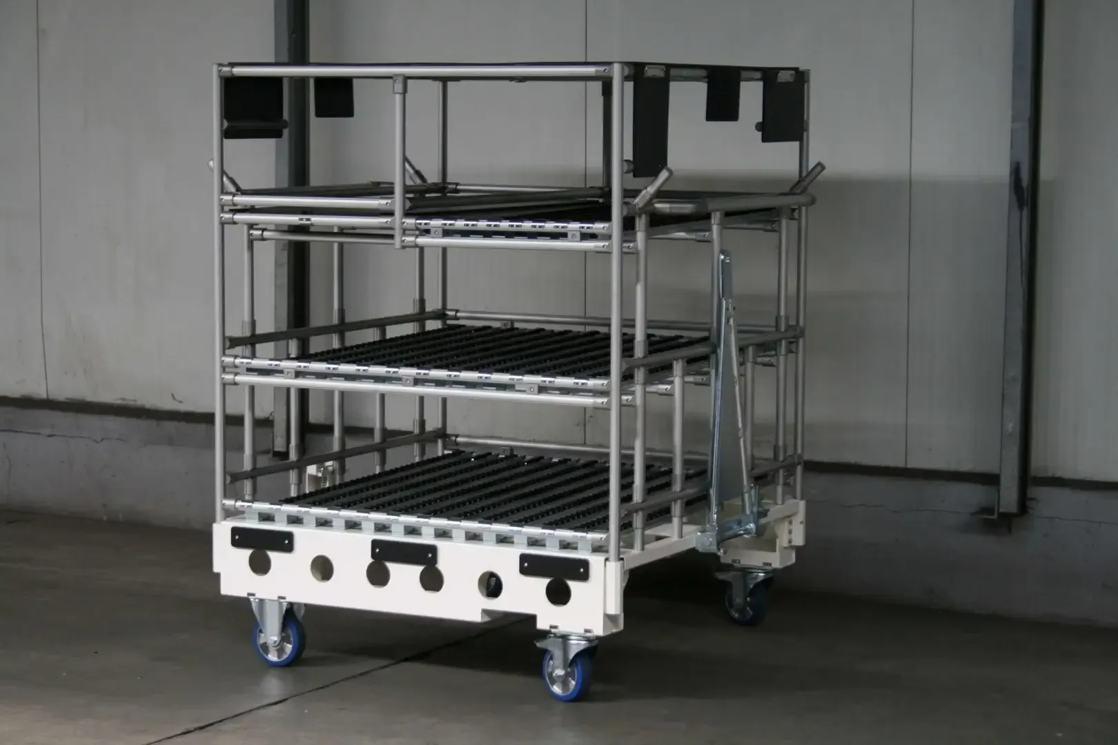 duży metalowy wielopoziomowy wózek transportowy w zakładzie Strumet