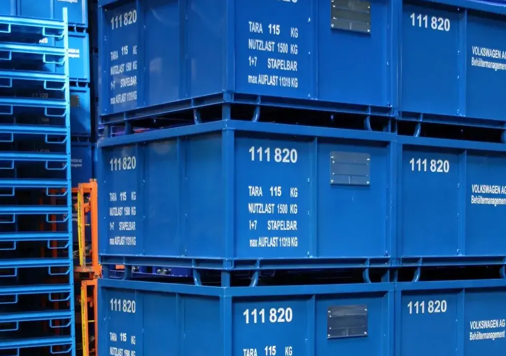 Pojemniki metalowe wielokrotnego użytku – jak obniżyć koszty logistyki?