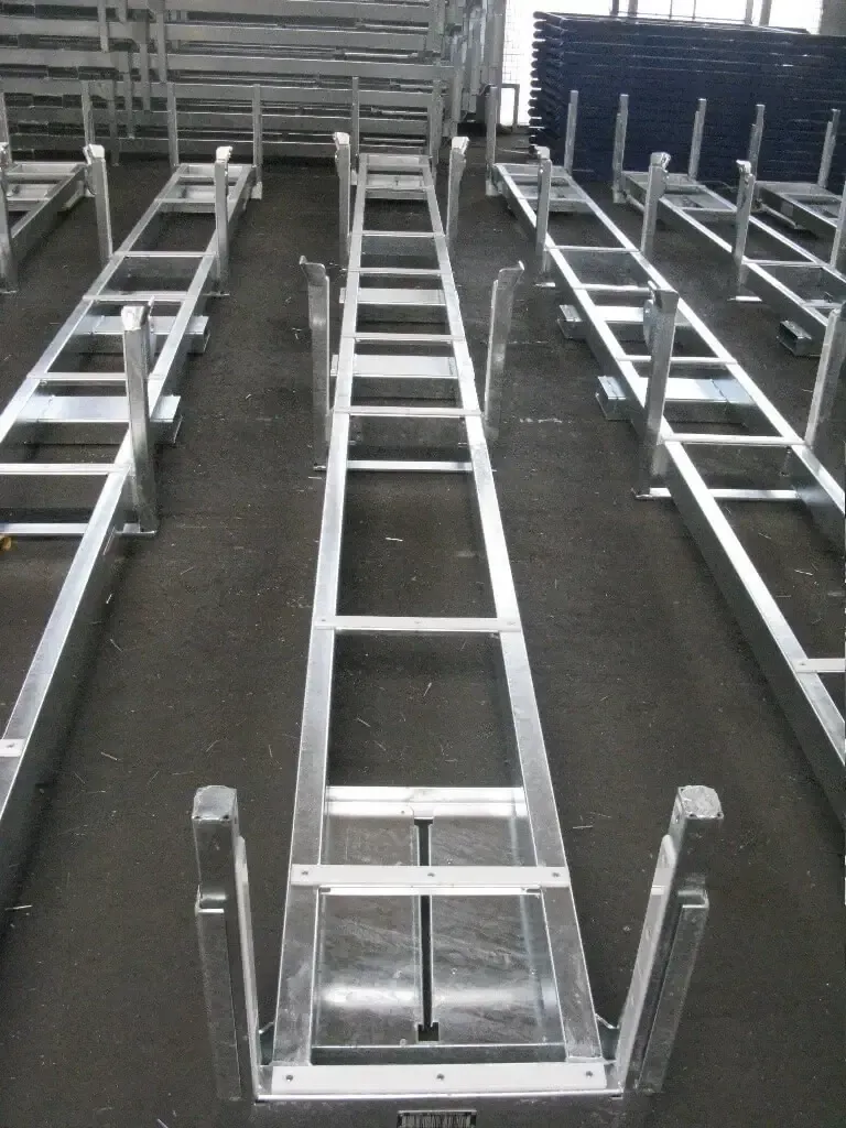 zdjęcie bardzo długiej metalowej palety do towarów długich w zakładzie Strumet