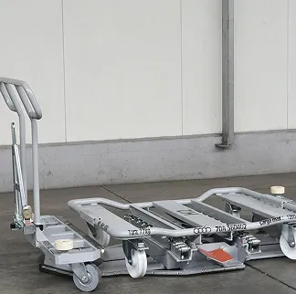 specjalistyczny metalowy wózek transportowy z dźwignią do sterowania w zakładzie Strumet
