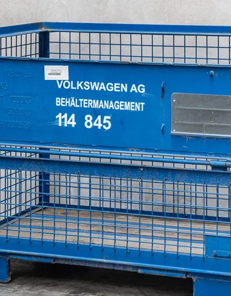 średnich rozmiarów niebieski kosz siatkowy typu gitterbox w zakładzie Strumet