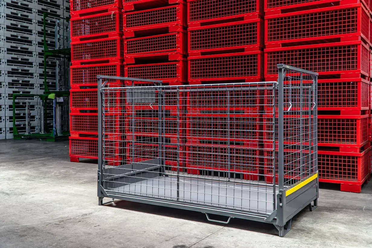 zdjęcie bardzo dużego pojemnika metalowego siatkowego typu gitterbox w zakładzie Strumet