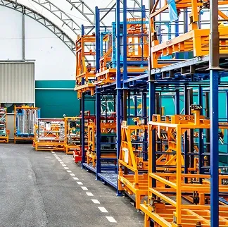 zdjęcie przedstawiające dużą ilość różnych pojemników transportowych nałożonych na siebie w zakładzie Strumet